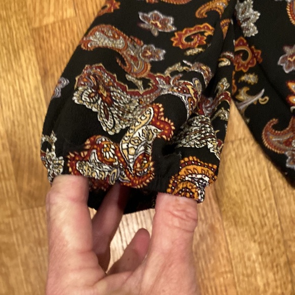 Beautiful Black and Red Print Top Size Medium - Picture 10 of 10